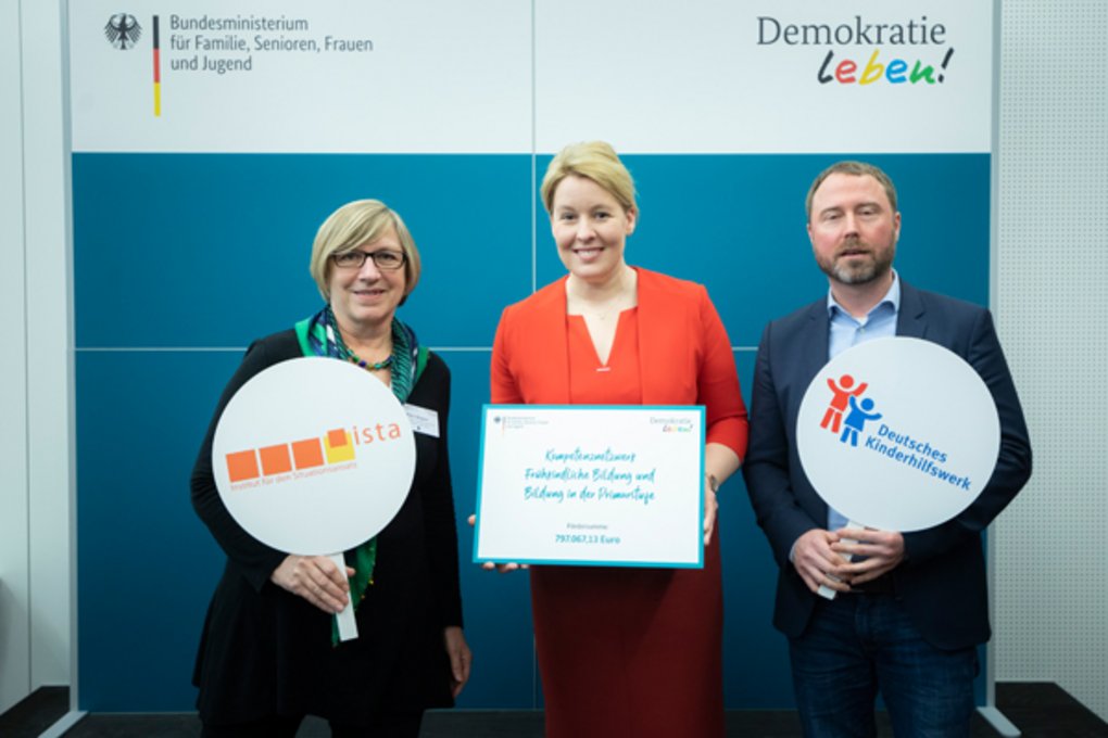 Petra Wagner, Franziska Giffey und Kai Hanke halten Trägerlogos des Kompetenznetzwerks.